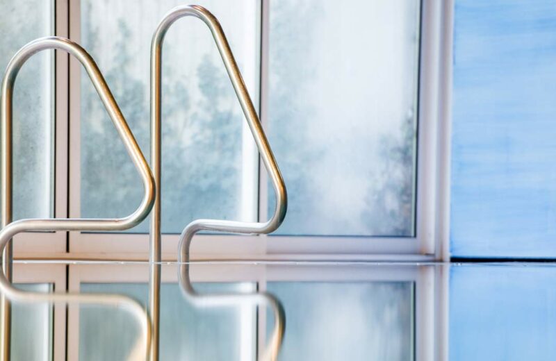 Fitnesskurse im Wasser, in Köln-Longerich bei ProPhysio Köln. Detailfoto Schwimmbad-Beckentreppe.