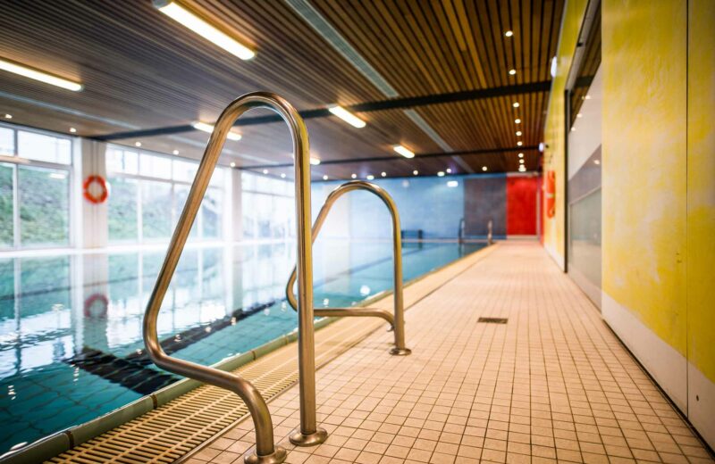 Detailfoto der Treppengriffe des Schwimmbeckens der ProPhysio GmbH in Köln-Longerich