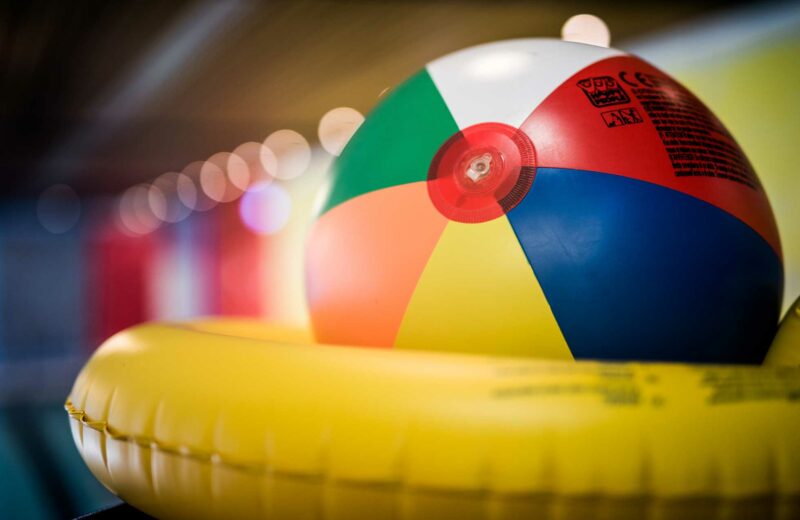 Detailfoto einzelner großer Wasserball im Schwimmbad der ProPhysio GmbH in Köln-Longerich